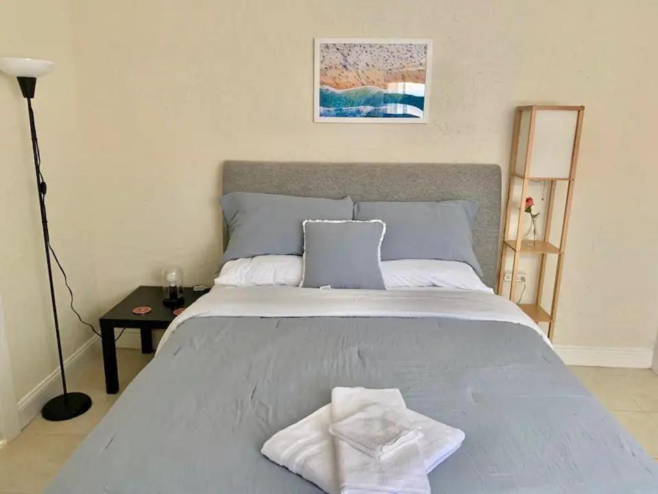 Hospedagem domiciliar Pretty Private Room, Near The Airport - Free Parking - 01